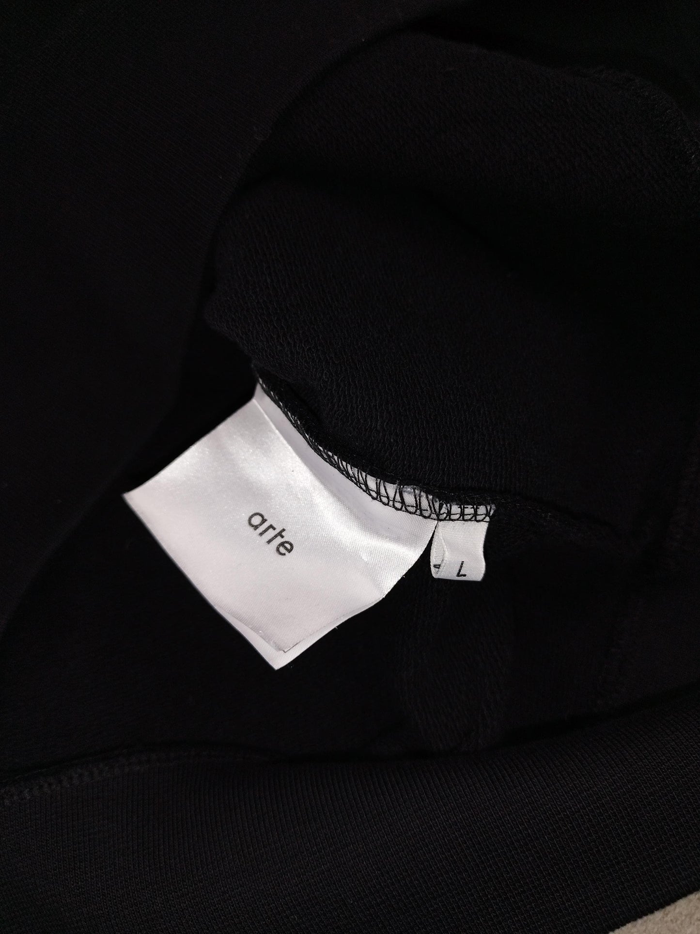 Pull à capuche noir taille L - Le Saptuaire