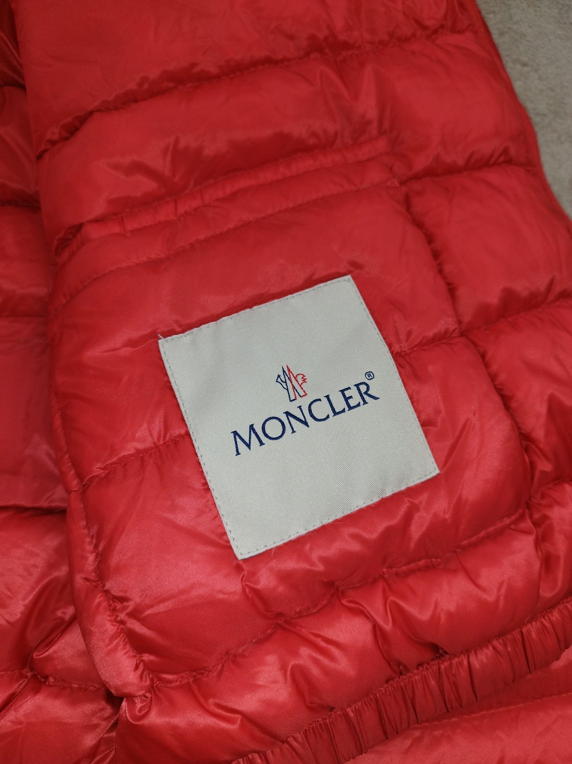 Moncler - Doudoune rouge taille M - Le Saptuaire