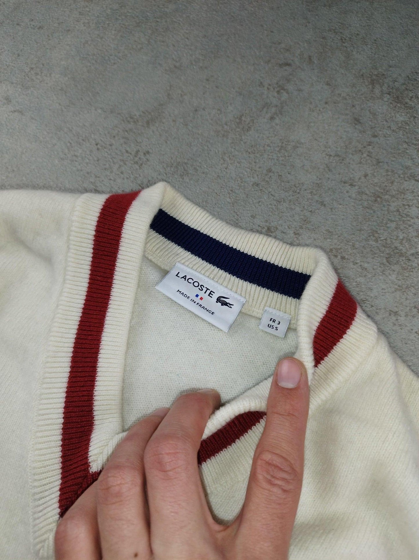 Lacoste - Pull en laine à col V blanc et bleu marine taille S - Le Saptuaire