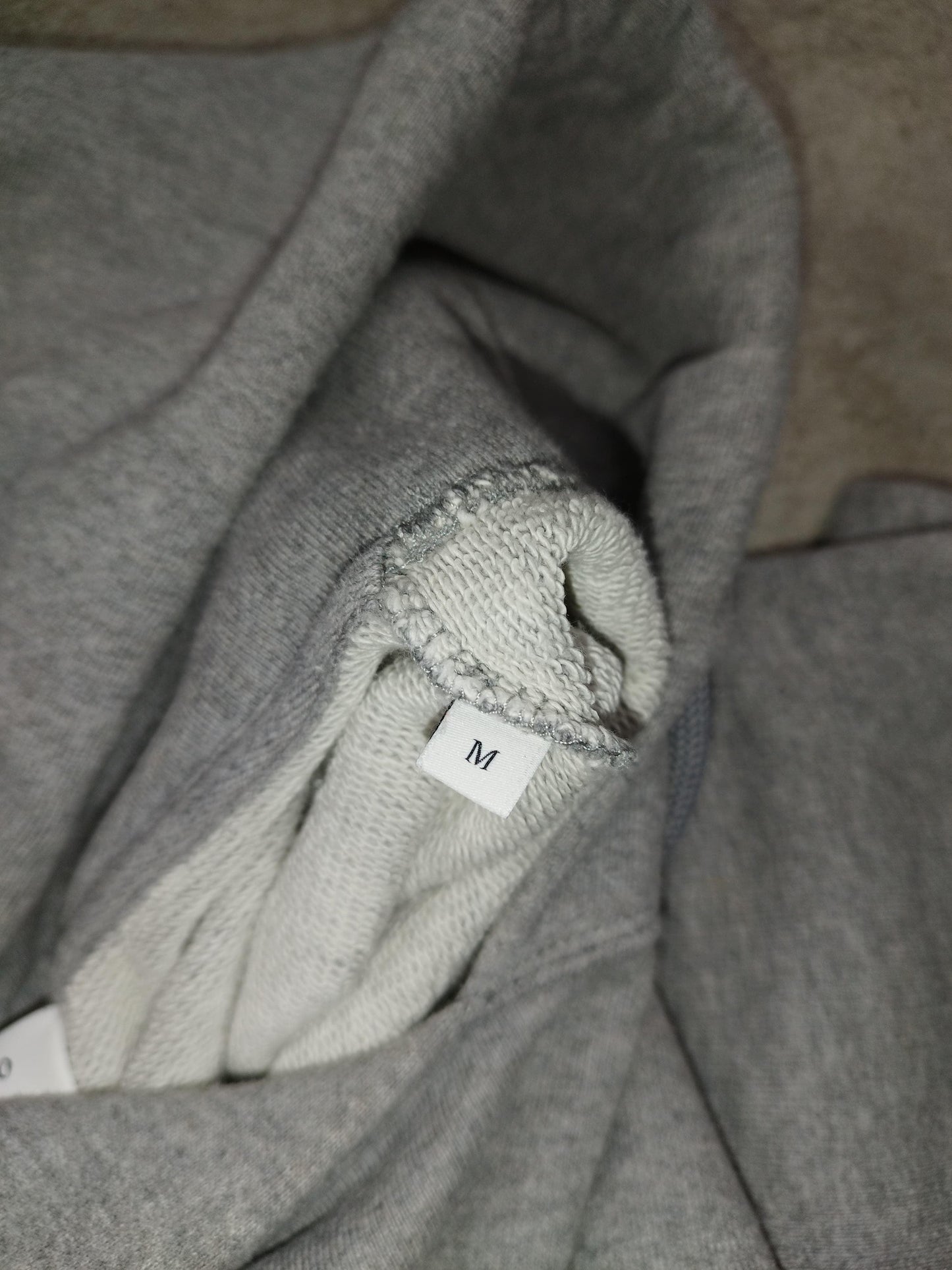 Pull à capuche gris taille M - Le Saptuaire